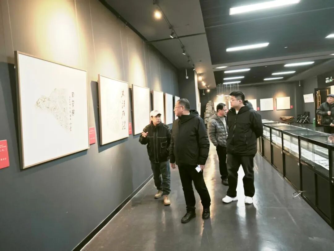 基层艺讯 | “丝路之光——内蒙古岩画拓片全国名家题跋展”走进乌海 第1张