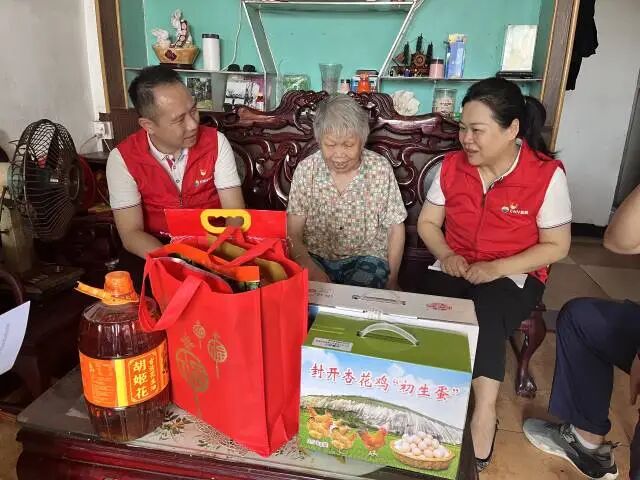 △肇庆新奥燃气有限公司党总支“七一”到基层开展走访。