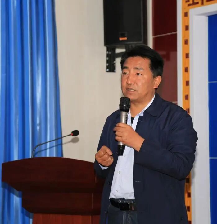 སློབ་གསོའི་སྐོར་གྱི་དེབ་རྩ་ཆེན་ཞིག་པར་དུ་བསྐྲུན་འདུག།