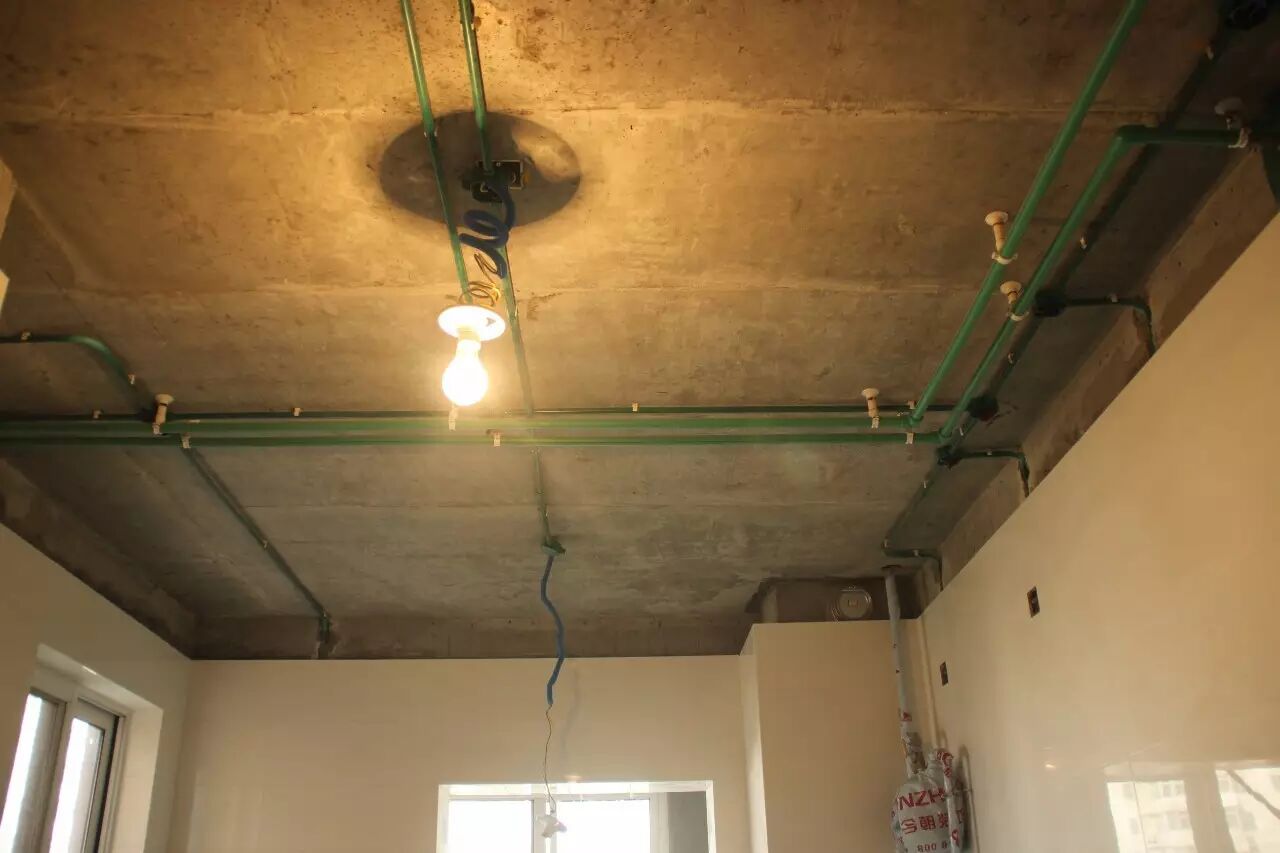 已完成的水管走顶工艺