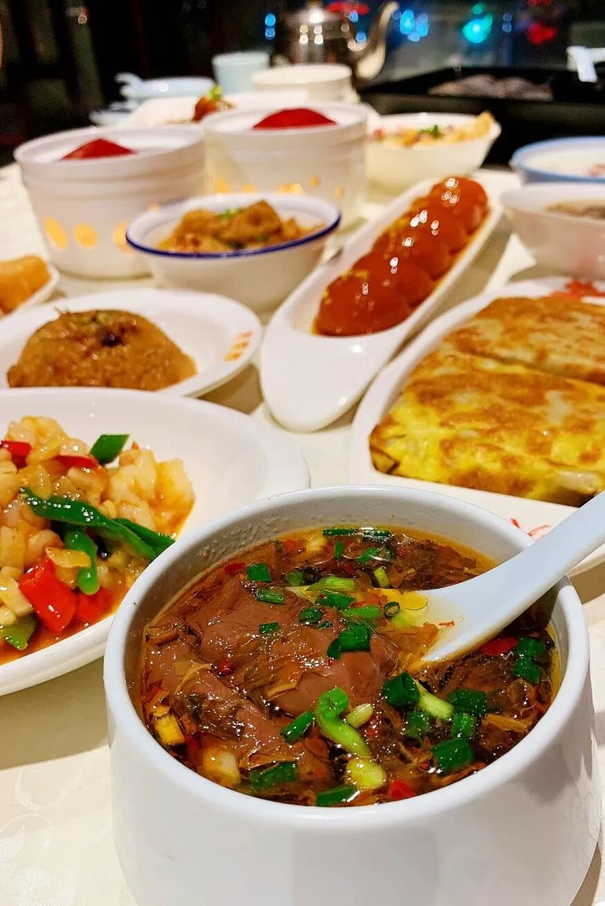 凭借悠久的历史,新鲜的食材,地道的美味,玉楼东的美食一直在长沙老