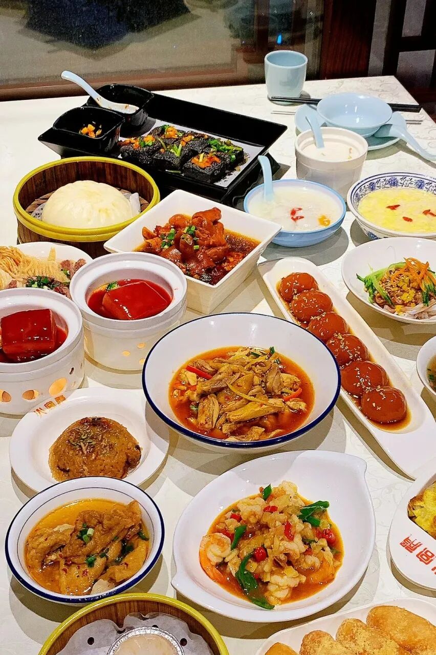 凭借悠久的历史,新鲜的食材,地道的美味,玉楼东的美食一直在长沙老