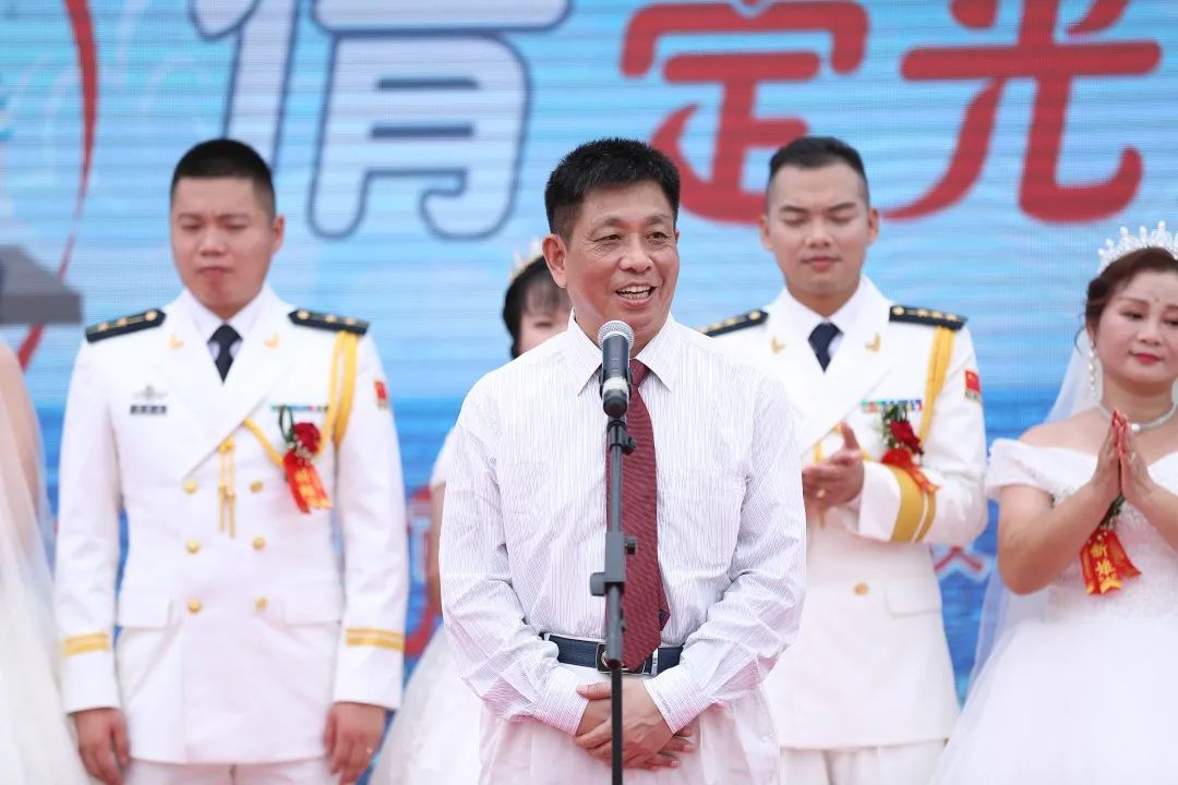 区退役军人事务局局长谢少先为新人证婚，并送上真情祝福