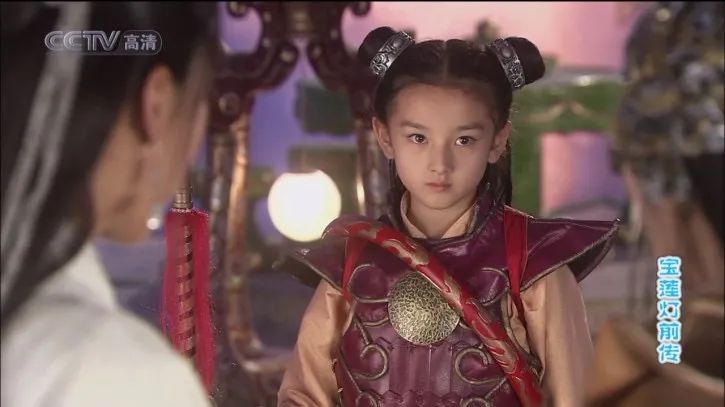 初春穿搭“小心机”，跟着宋祖儿和费启鸣学会这一套就够了！