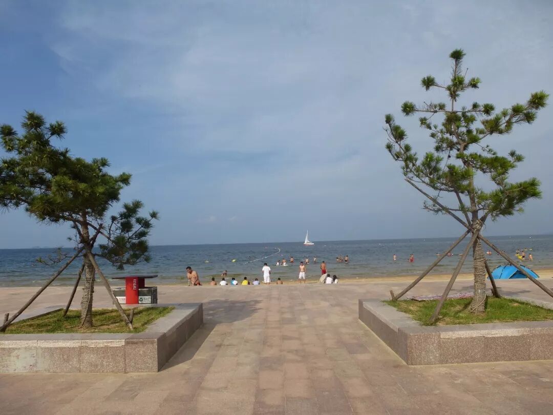 烟大国际海水浴场交通:市区乘坐10,17,61路公交车可达地址:烟台市莱山