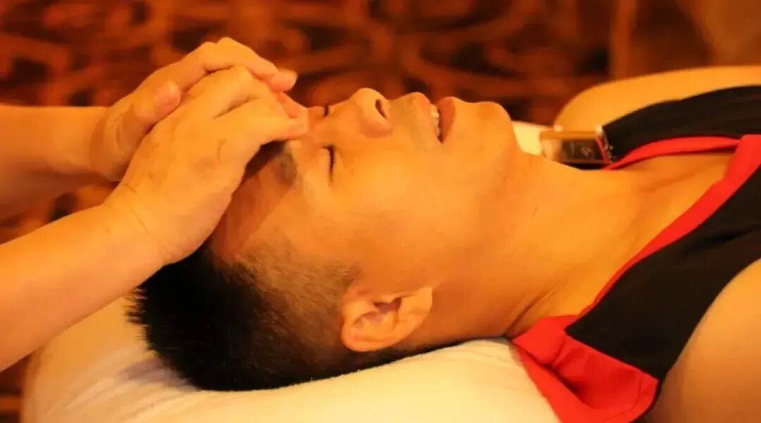 刮痧,拔罐,采耳,热石理疗,肩颈理疗,精油开背等项目带给你一场疗愈