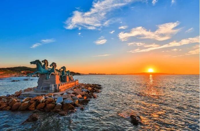 养马岛地处黄海,相传秦始皇曾东巡到此,在这里建立秦朝的皇家养马场