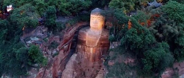 山是一尊佛，佛是一座山