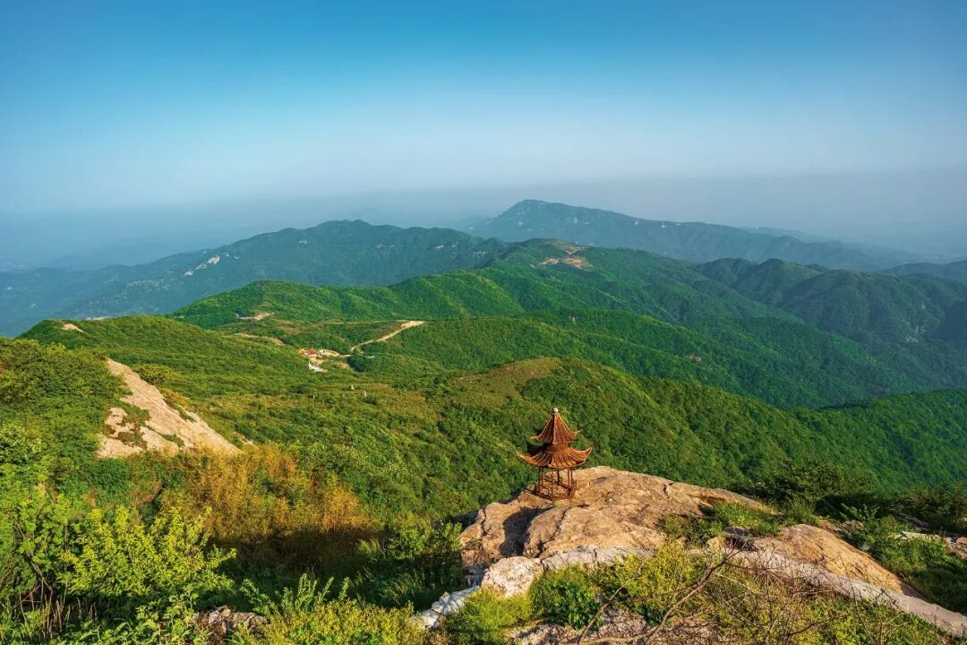 秦巴山区的秦岭支脉伏牛山在这里逐渐变得低矮, 而淮河在这里拿起了