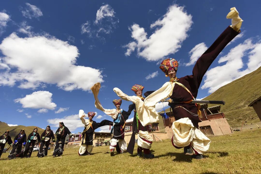 锅庄舞(左)手指锅庄(右)湖北 · 巴东县脱贫时间:2020年4月巴东县是