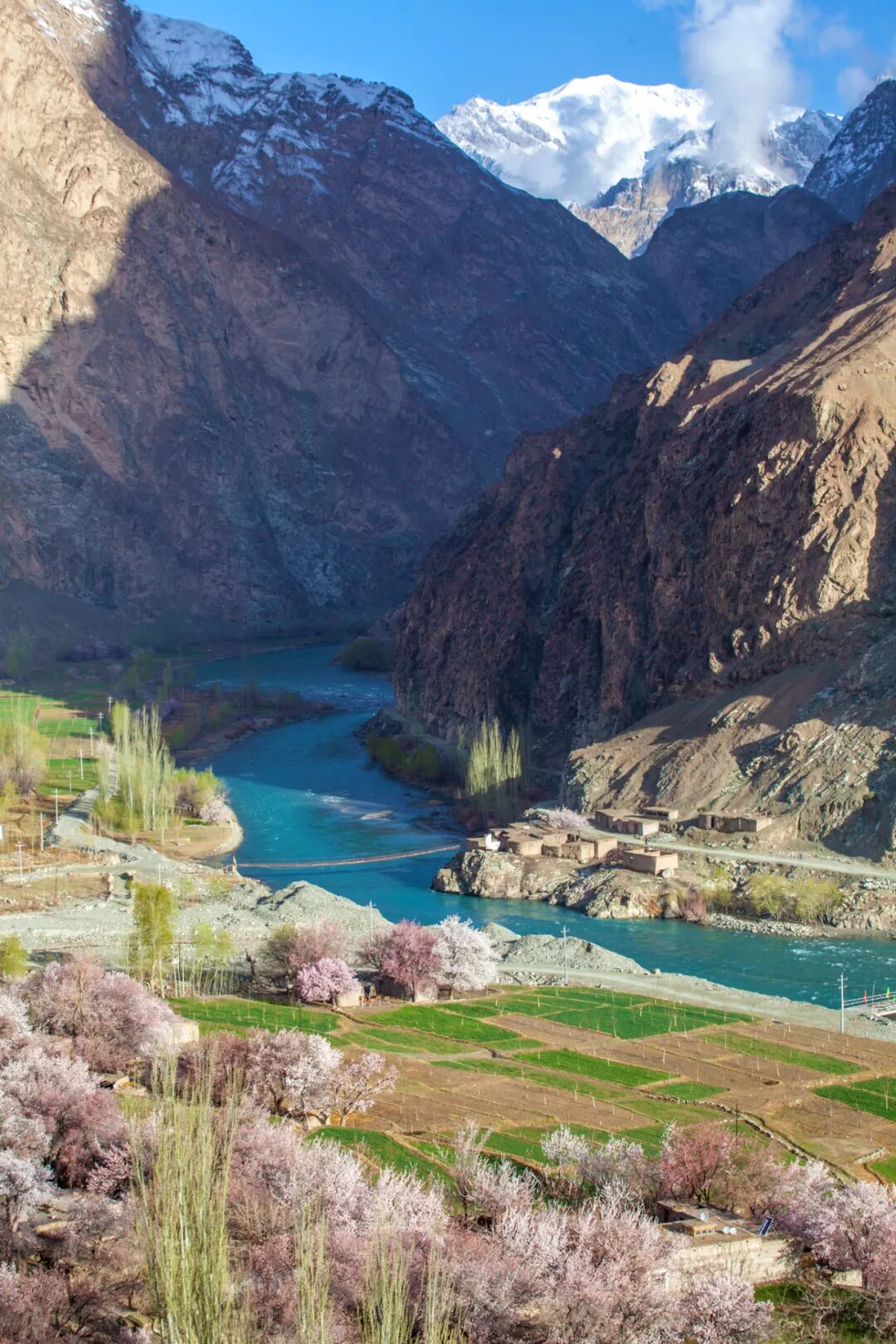 从喀喇昆仑山脉深处流过,在大同乡河口与扎拉甫相