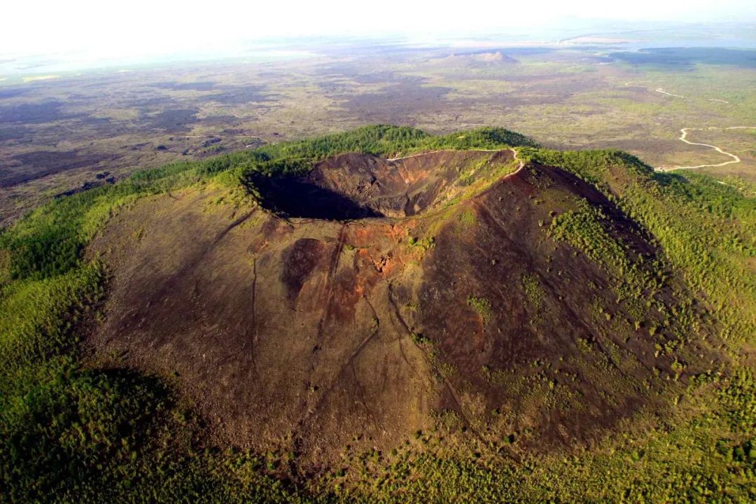 广西火山口地质公园图片