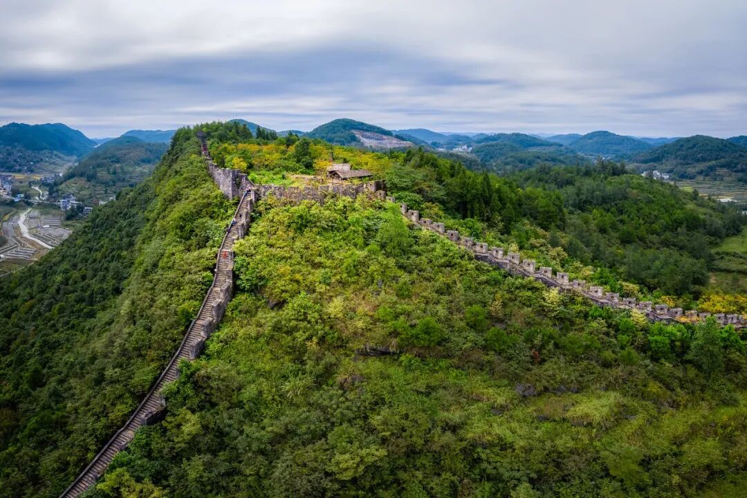 "南方长城",就是以清朝边墙为基础重新整修的,绝大部分都在湖南凤凰县