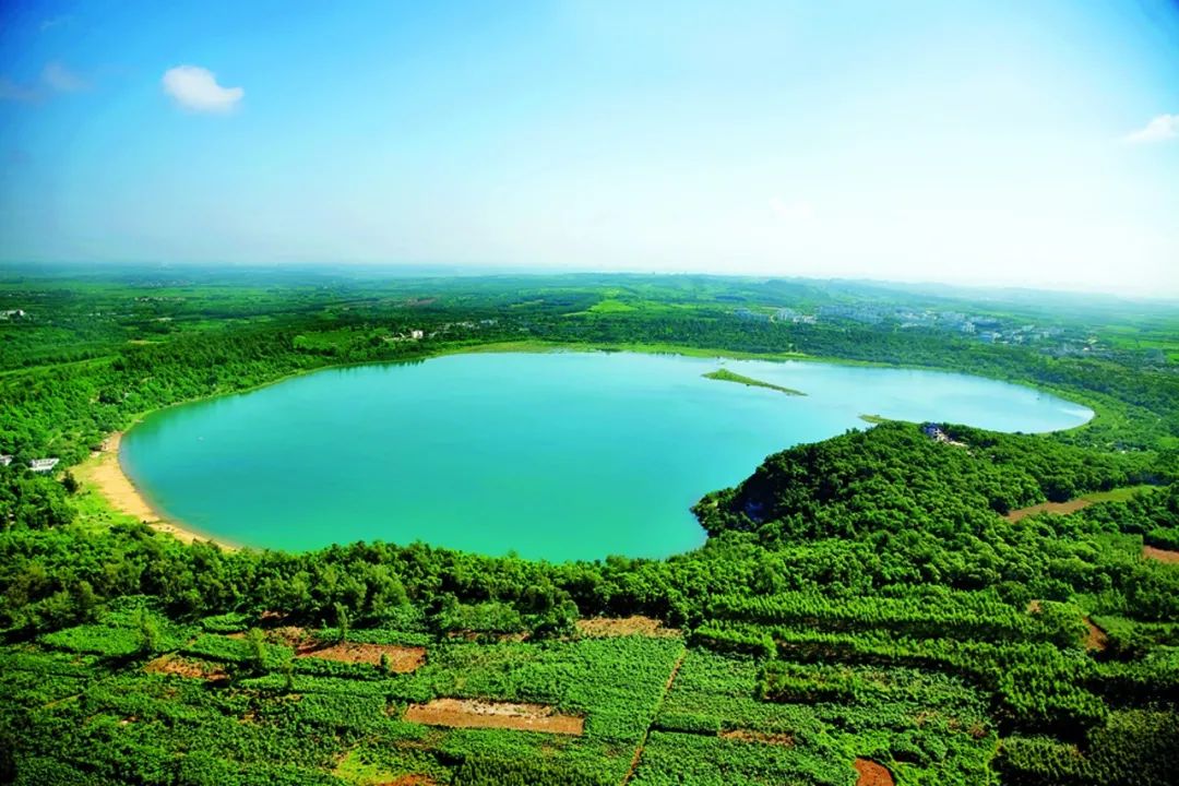 中国火山口湖图片
