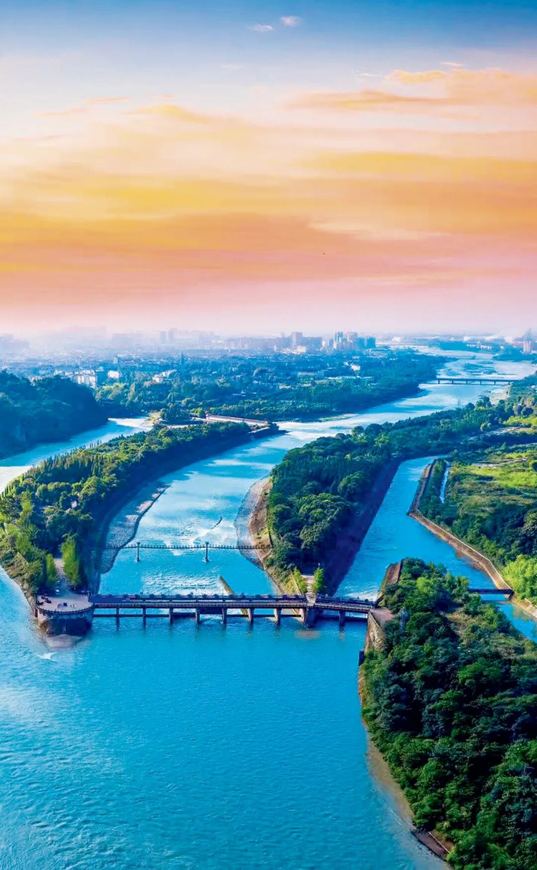 想来想去，只有成都