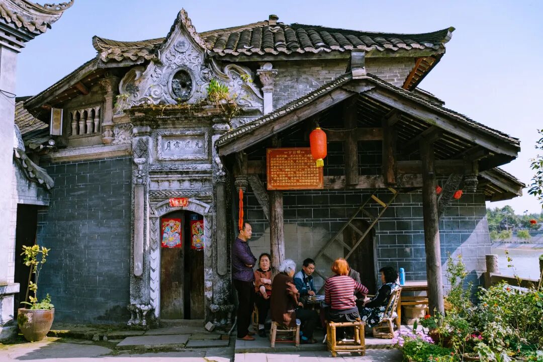 想来想去，只有成都