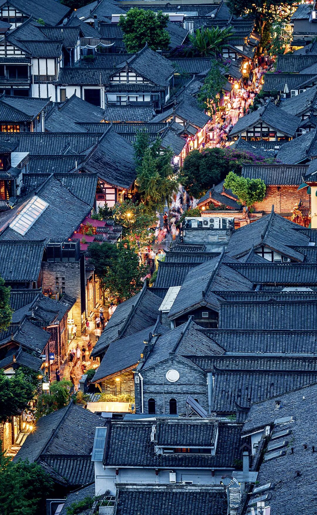 想来想去，只有成都