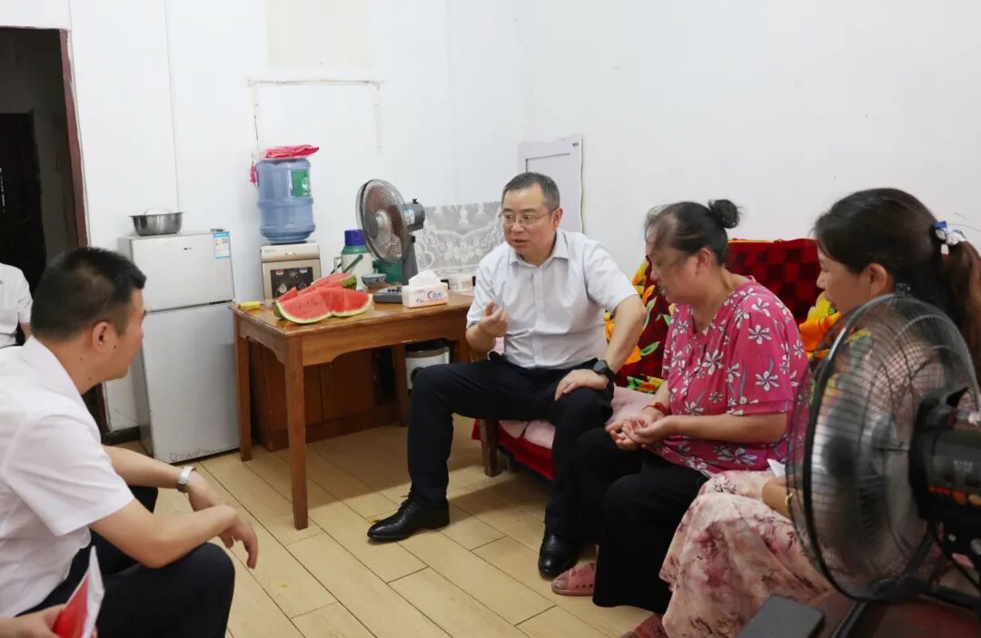 汤越强在锦屏县三江镇走访慰问烈士子女龙梅玉.