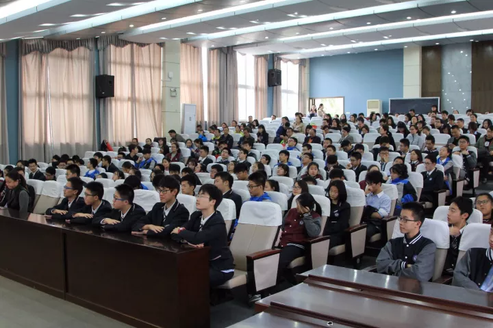 【真诚 信任 合作 共赢】 雨中国高召开G10年级家长会 【真诚 信任 合作 共赢】 雨中国高召开G10年级家长会