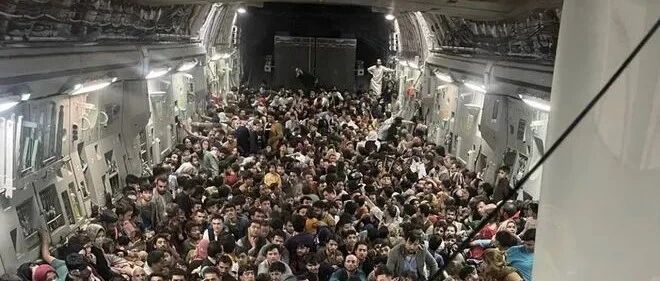 美军一架C-17爆塞800多名阿富汗人？照片全球疯传