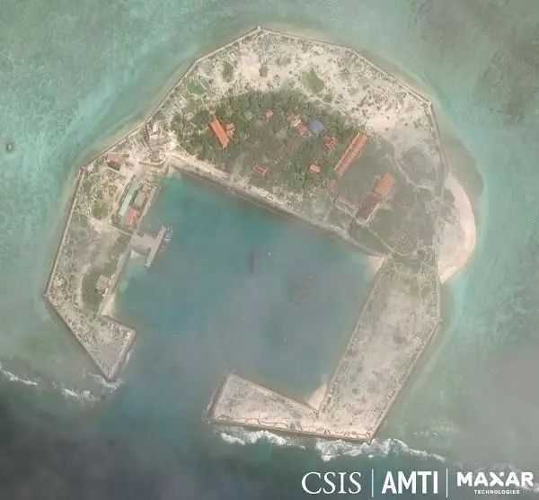 外媒：卫星图显示 越南在侵占的南海岛礁建防御系统