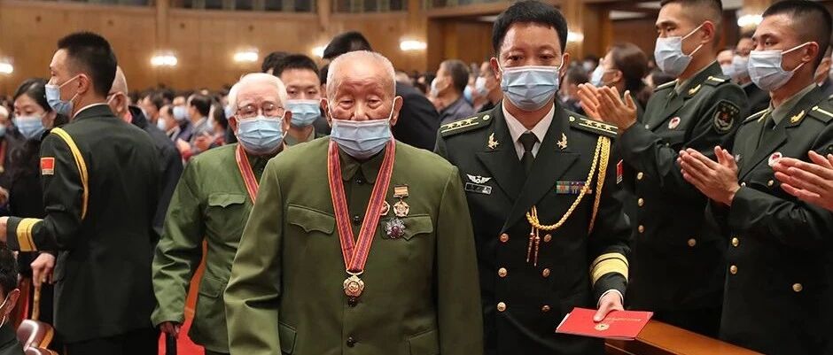 纪念抗美援朝70周年大会 老兵入场全场鼓掌