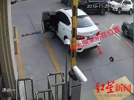 男子碾死躺道闸杆下老太获无罪 检方抗诉找7人做实验