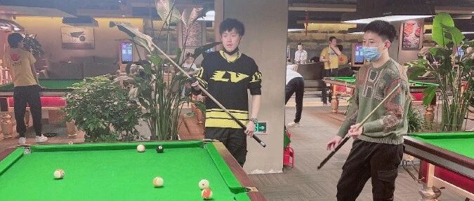 王楚钦请2位师兄吃饭打台球，大金链子抢镜，获47万奖金豪爽大方