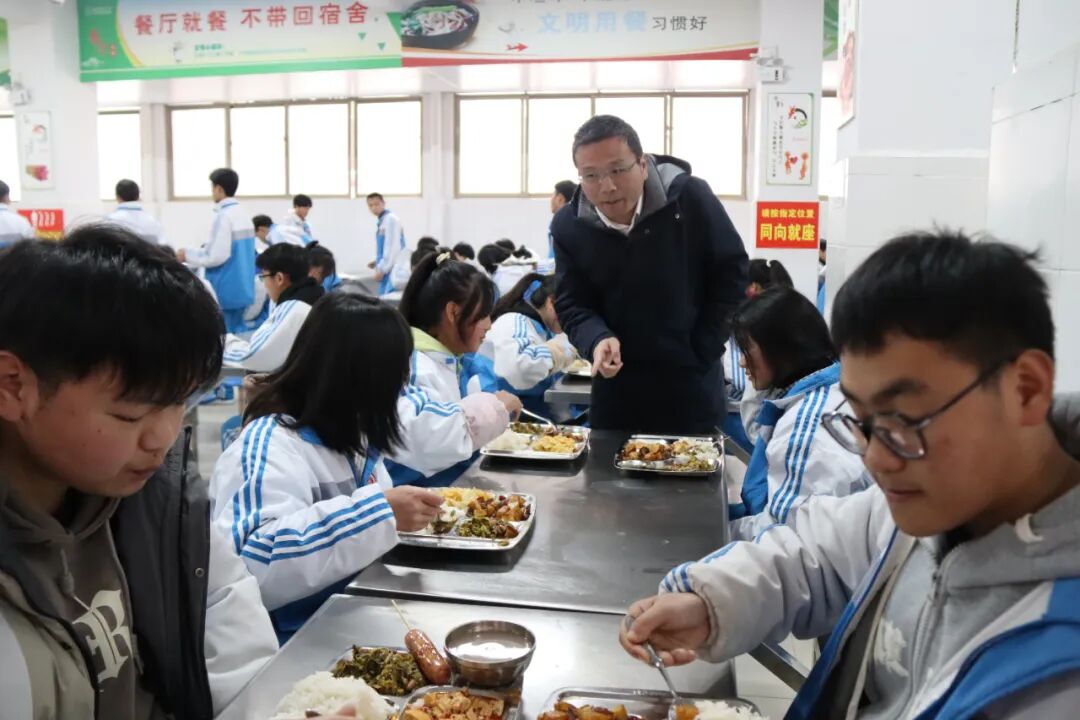 赫章二中校长谢辉祥:搭好平台 做好服务 助推赫章教育高质量发展