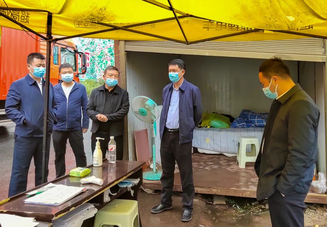 每到一处,颜岭详细了解各站点值班值守,来赫返赫人