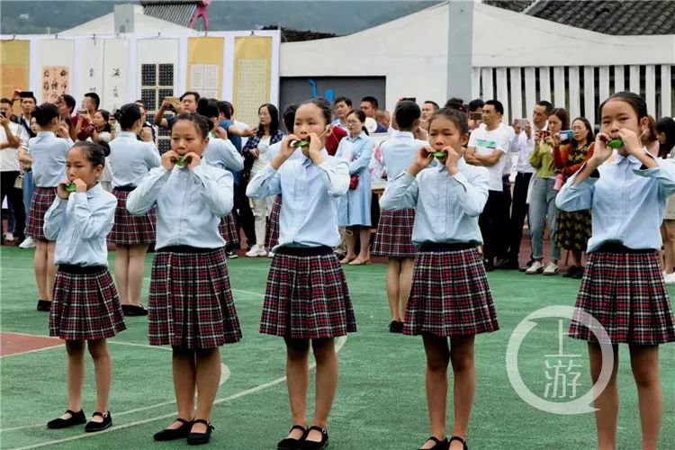 大山深处的乡村学校少年宫：用树叶吹奏乐曲“木叶吹奏”