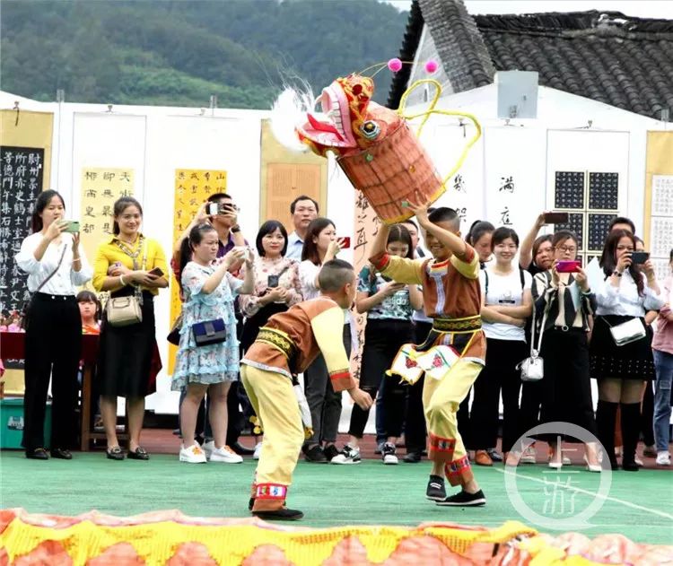 大山深处的乡村学校少年宫：用树叶吹奏乐曲“木叶吹奏”