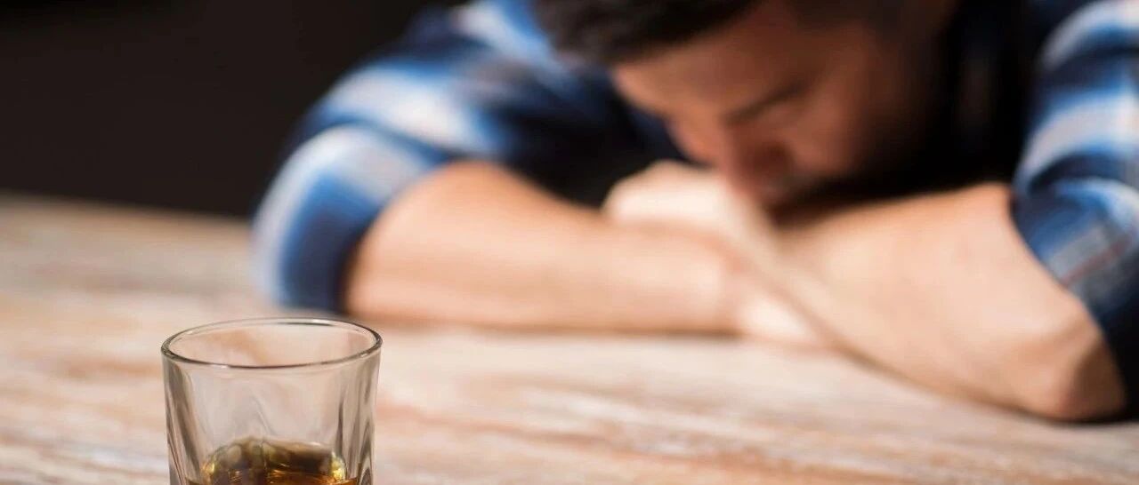 “上司敬酒你不喝？”新员工自曝遭扇耳光辱骂，被同事追骂至电梯！银行凌晨回应