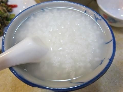 白粥使用最好的香米,熬制很久.有的甚至用清汤加以熬制.