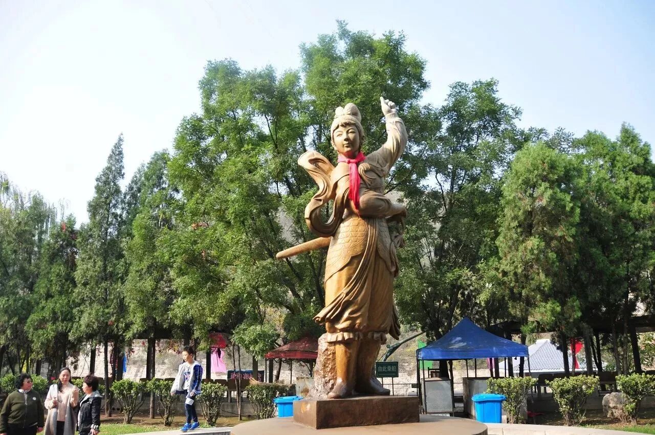 平阳湖边平阳公主像