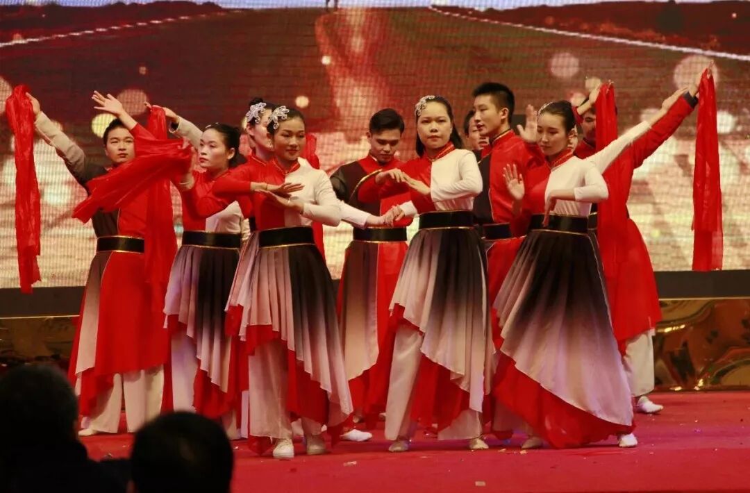 一股壕气冲出屏幕，高斯贝尔的年会真是羡煞旁人！