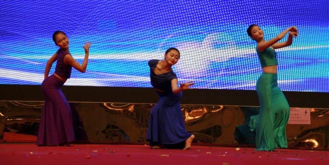 一股壕气冲出屏幕，高斯贝尔的年会真是羡煞旁人！