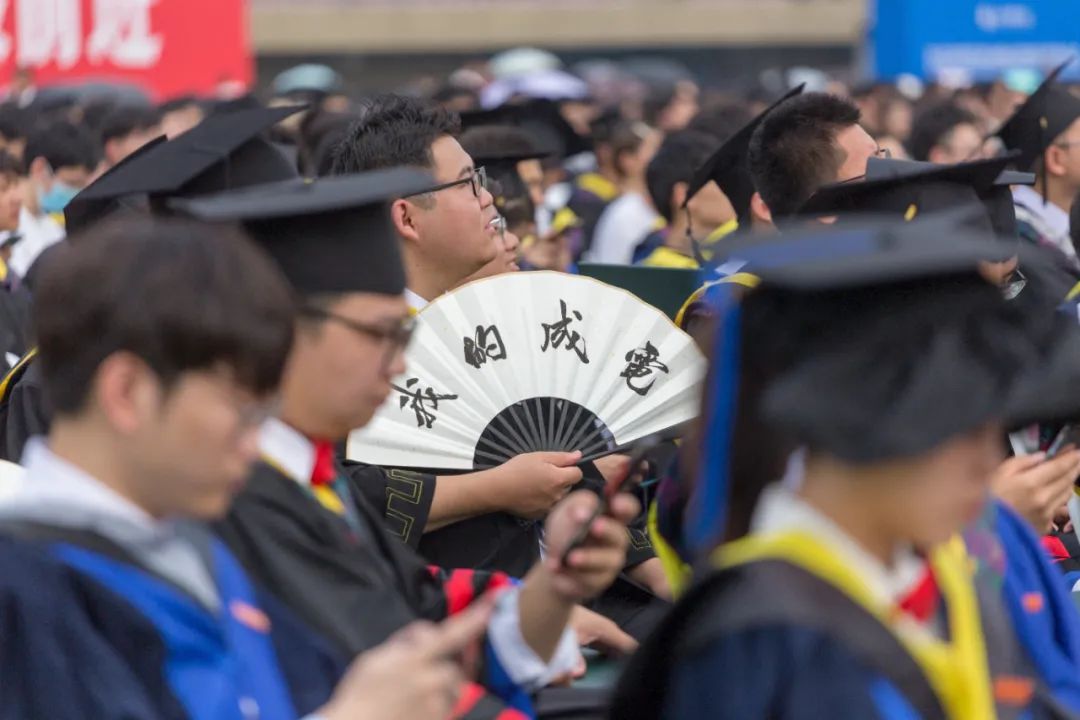 高校毕业典礼,校长致辞点名13位同学!祝福一对情侣-微信头条网 高校毕业典礼,校长致辞点名13位同学!祝福一对情侣