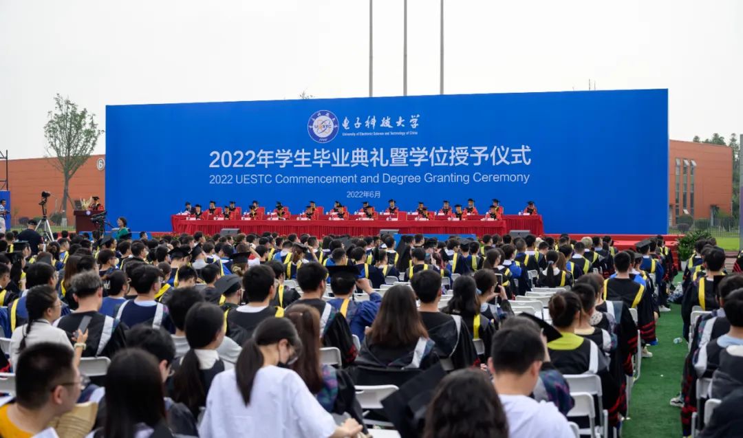 高校毕业典礼,校长致辞点名13位同学!祝福一对情侣-微信头条网 高校毕业典礼,校长致辞点名13位同学!祝福一对情侣