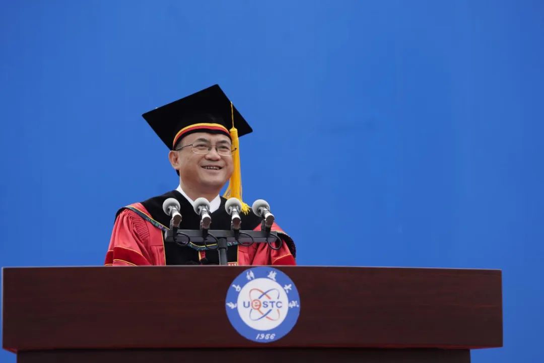 高校毕业典礼,校长致辞点名13位同学!祝福一对情侣-微信头条网 高校毕业典礼,校长致辞点名13位同学!祝福一对情侣