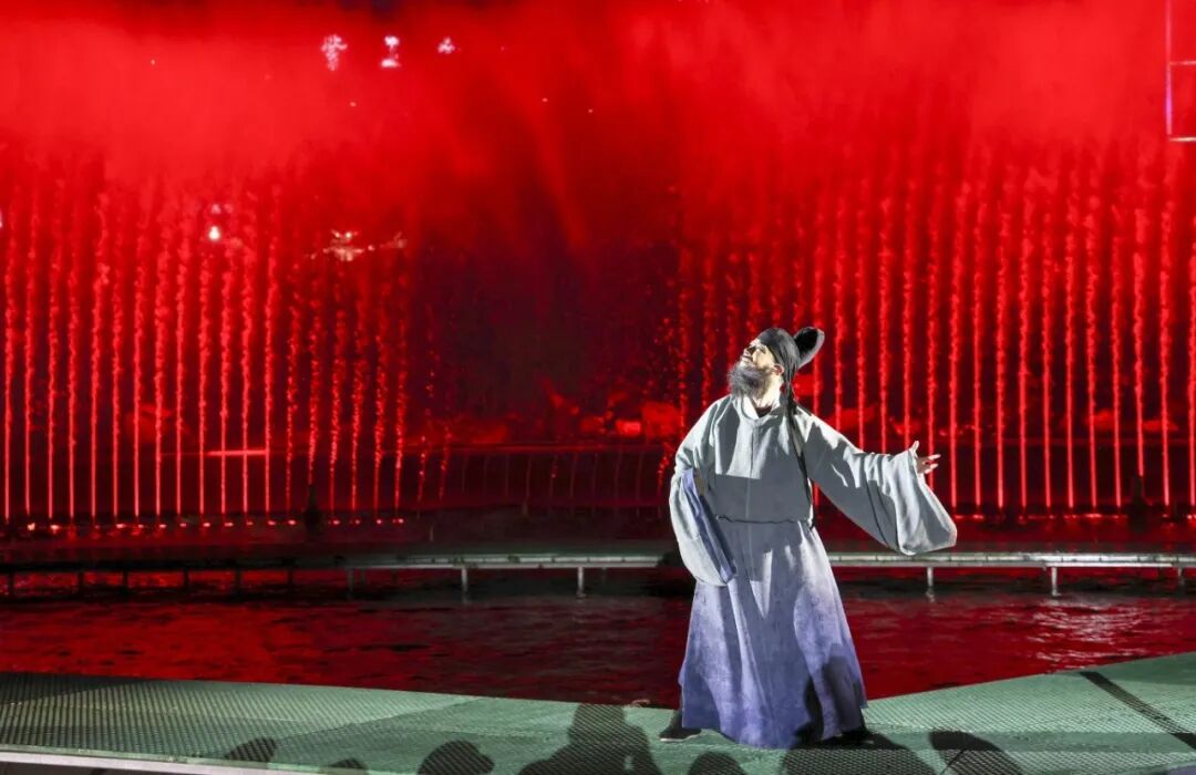 4月29日晚，演员在山东省临沂市“水韵琅琊”夜间演出现场为游客表演。中新社发 许传宝 摄.jpg