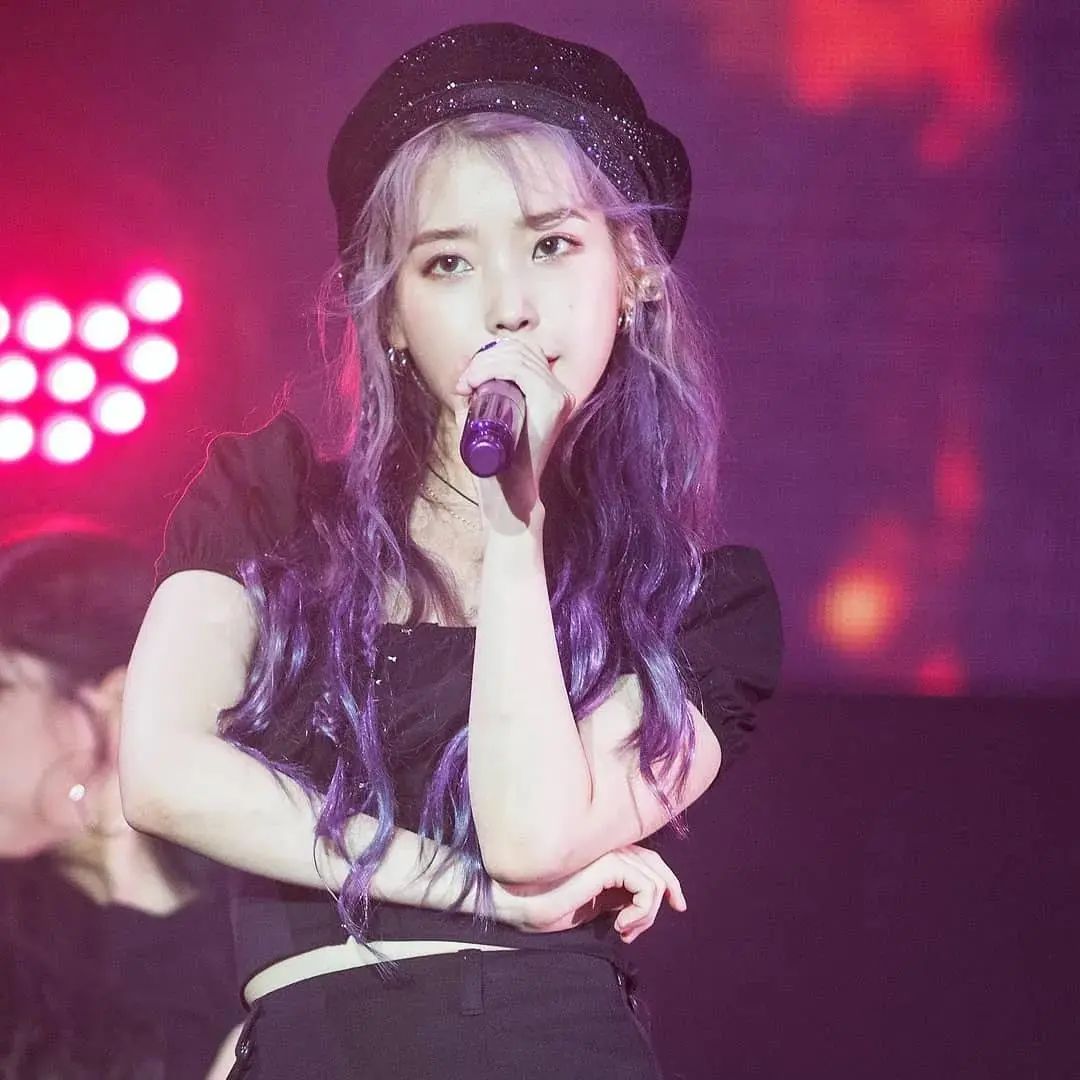 本以为顶着一头雾霾蓝发色的iu已经够美了,结果是我太浅薄,不小心染发