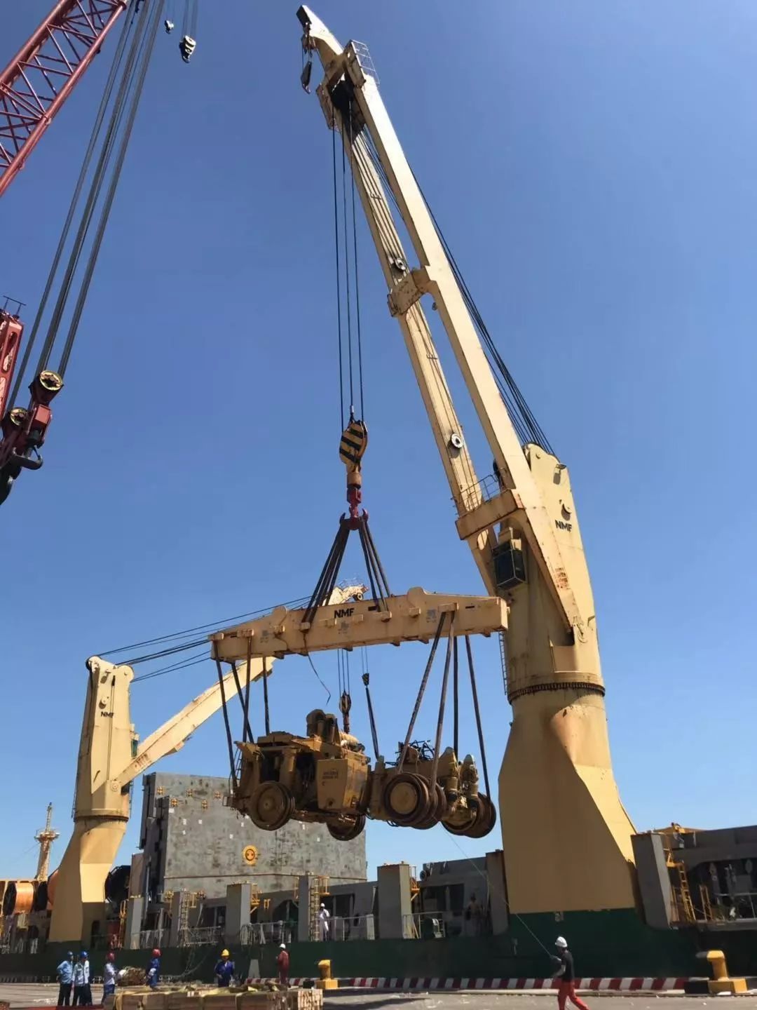 天津临港港务集团完成首批蒙古国出口澳大利亚矿车项目