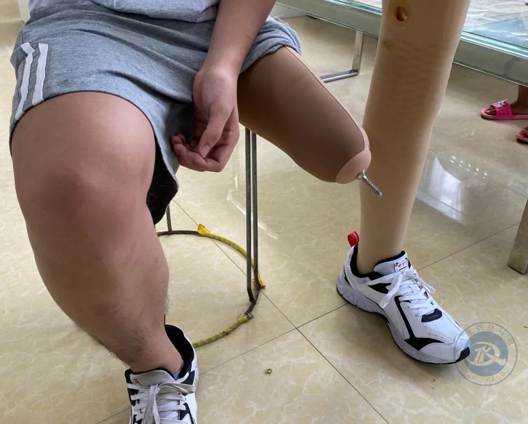 如何正确地穿戴大腿假肢