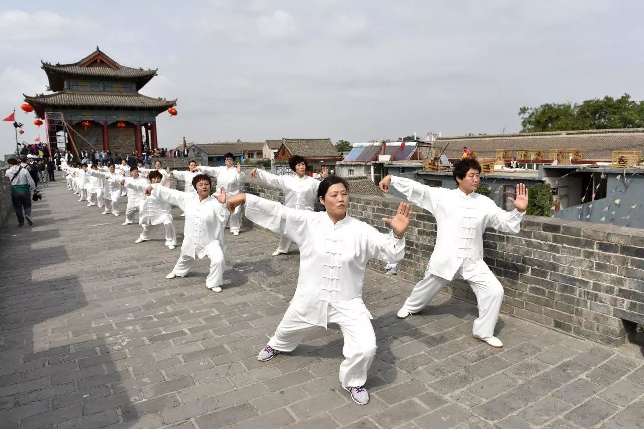 震撼!万人广府古城齐练太极,全球百城同频共振!