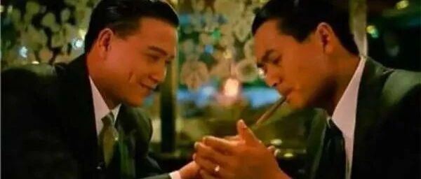 领导给你递烟，低情商的人“双手接过”，高情商的做法不服不行