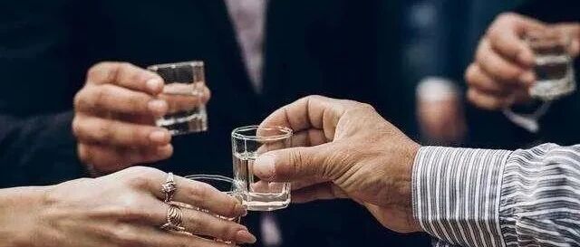 饭局上：“这杯我干了，您随意”，这话得罪人了，高情商这么说！