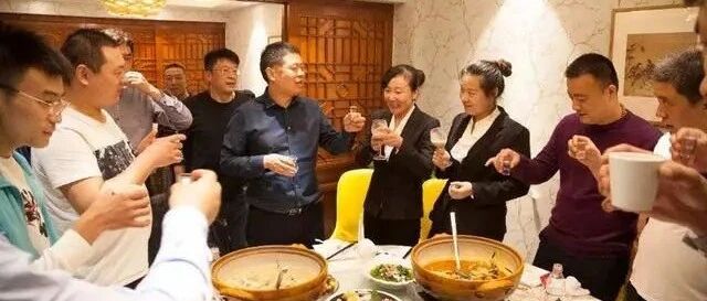 饭局上老板说：“帮我催下菜”，没头脑才去催！聪明人会这样做