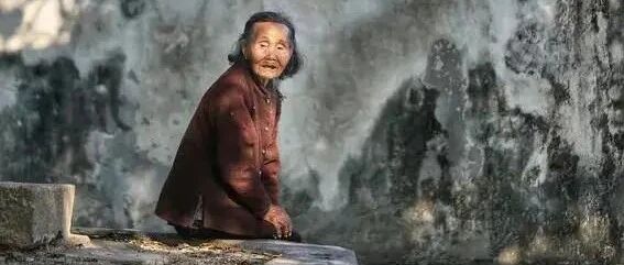 一位老人告诉过我：无论是和谁聊天，这三句话不能说，要注意了！