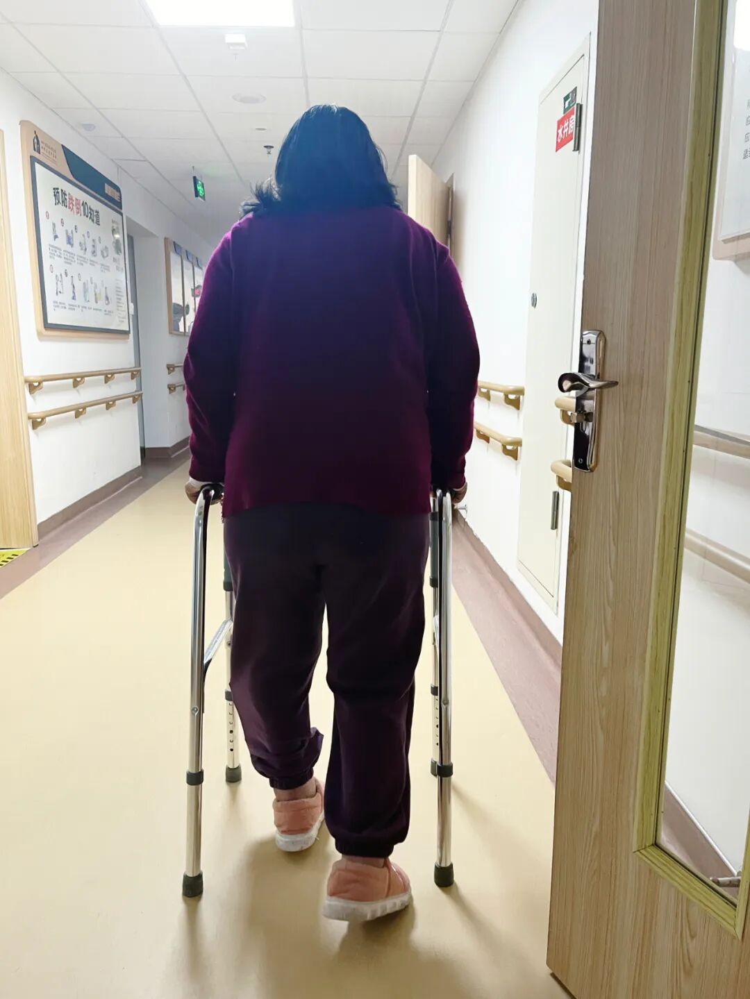 下肢关节康复器怎么用【健康科普】安全行走的“伴侣”，康复医生教您正确使用助行器_https://www.jmylbn.com_新闻资讯_第2张